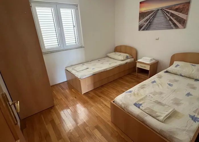 Tija Μακάρσκα